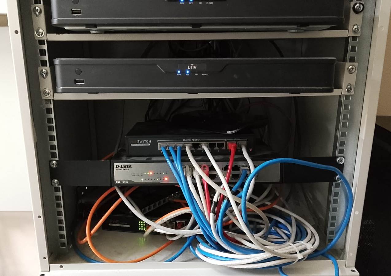 Patch panel ve data kabineti