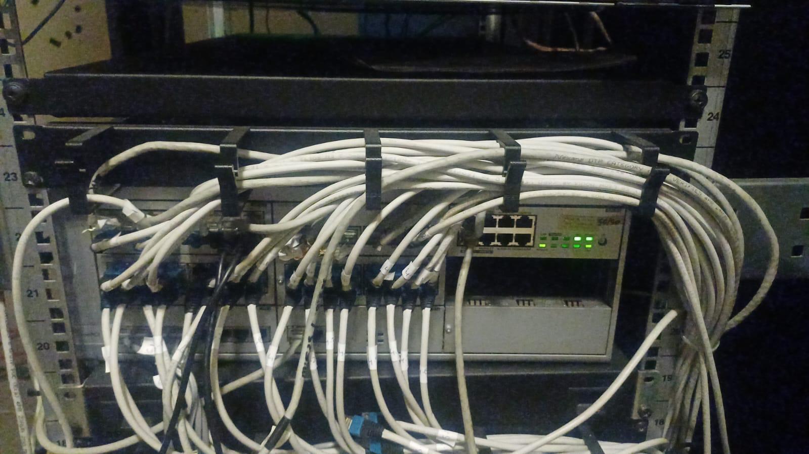 Data kablolama ve rack duzenleme
